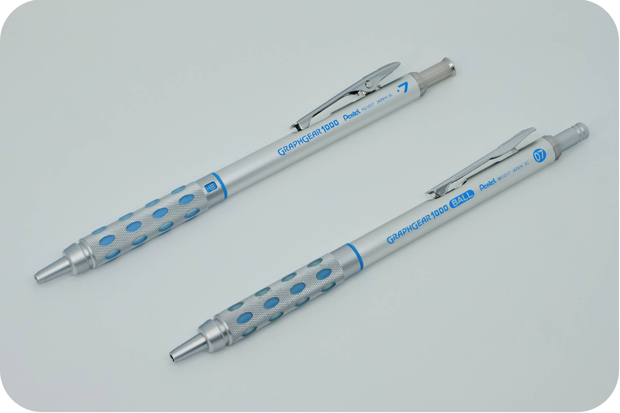 Photo of a Pentel GraphGear 1000 mechanical pencil & GraphGear 1000 Ball ballpoint pen on a white background