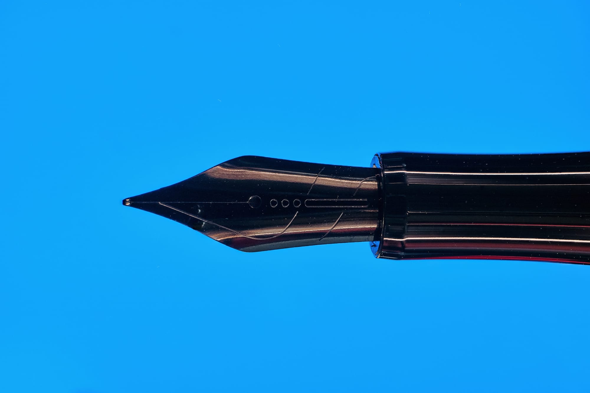 Close-up of the Endless Captiva's black fine nib