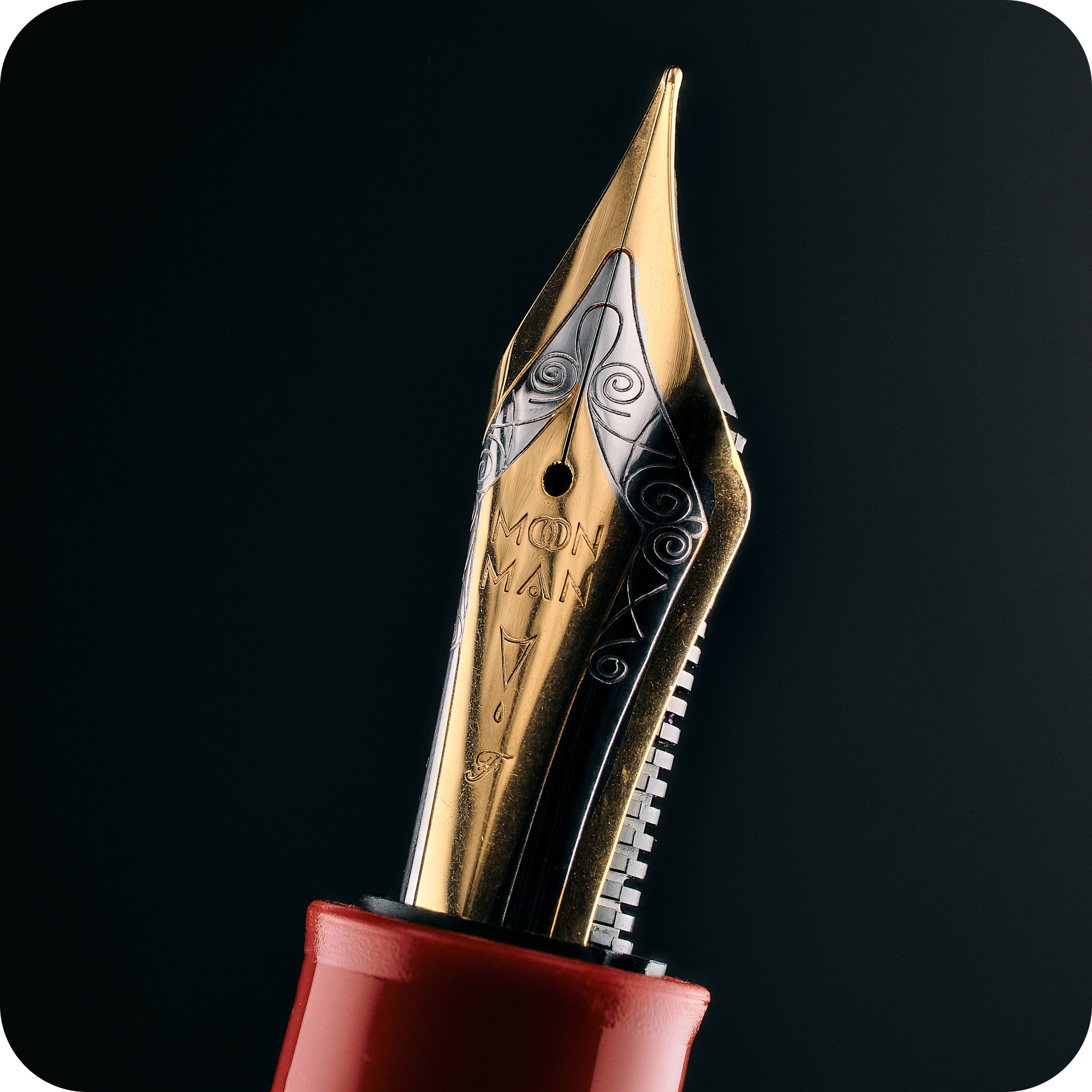 Close-up photo of the gold & silver coloured steel #8 nib of the P141